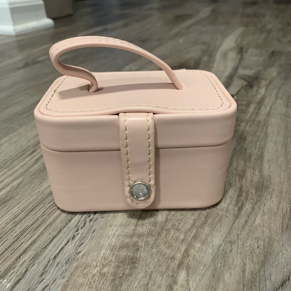 Handbags - NWT Mini jewelry traveling case